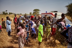 Kinder und Frauen versuchen, kleine Gescheinke zu ergattern